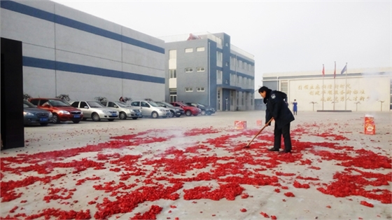 烟台华顺油气润滑设备保卫人员正在工作！烟台华顺油气润滑设备,已经在各大钢厂得到广泛推广和应用,此项技术适合于所有的滚动轴承的润滑(如连铸机的所有辊道和轧机的轧辊轴承及导卫活套轴承全部适用)。干油集中润滑系统今后会逐渐被油气润滑系统所替代,这已经是润滑行业发展的大趋势